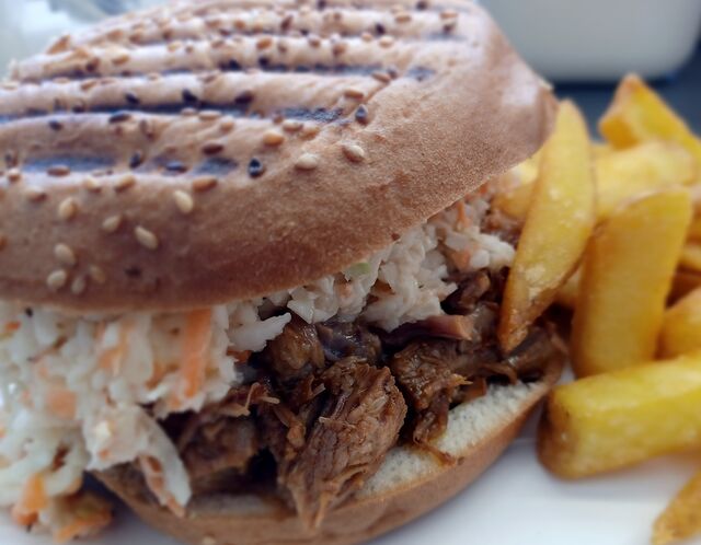Pulled Pork Burger mit Pommes
