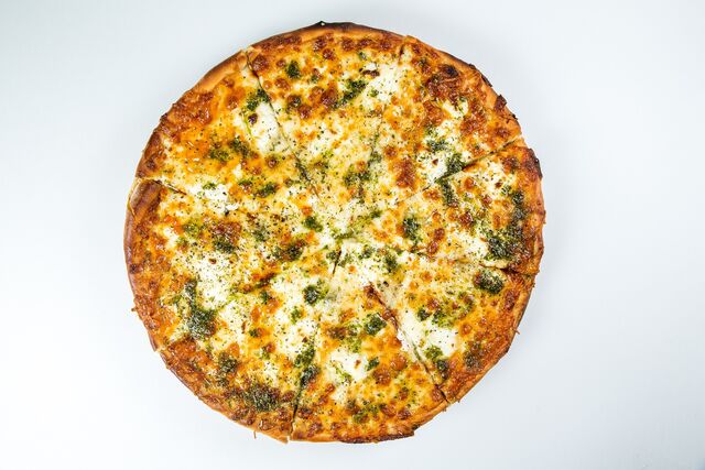 Піца 4 сири ( моцарелла, пармезан, гарганзола, крем-сир Каліфорнія, соус песто, вершки)