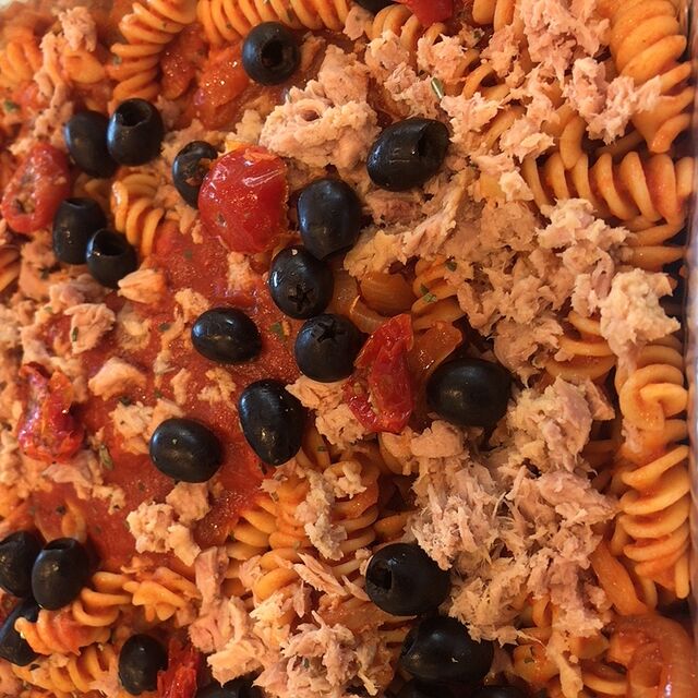 Fusili met zacht gestoofde ui, coulis van tomaat en tonijn van Rio Mare
op olijfolie. Afgewerkt met olijfjes.