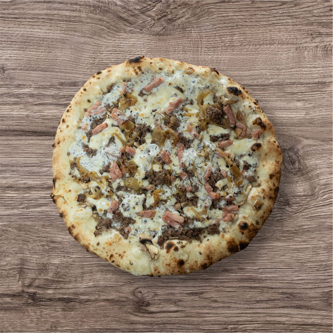 Gourmande ▪ 16€ : crème de truffe, fior di latte, champignons, viande hachée, lardons, oignons cuisinés, origan