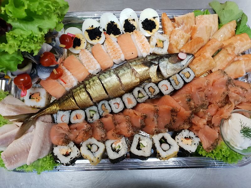 Fischplatte mit Sushi & halben Eiern 