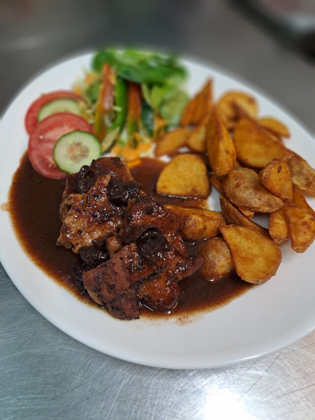 Medajlonky z vepřové panenky se švestkovou omáčkou, americké brambory 