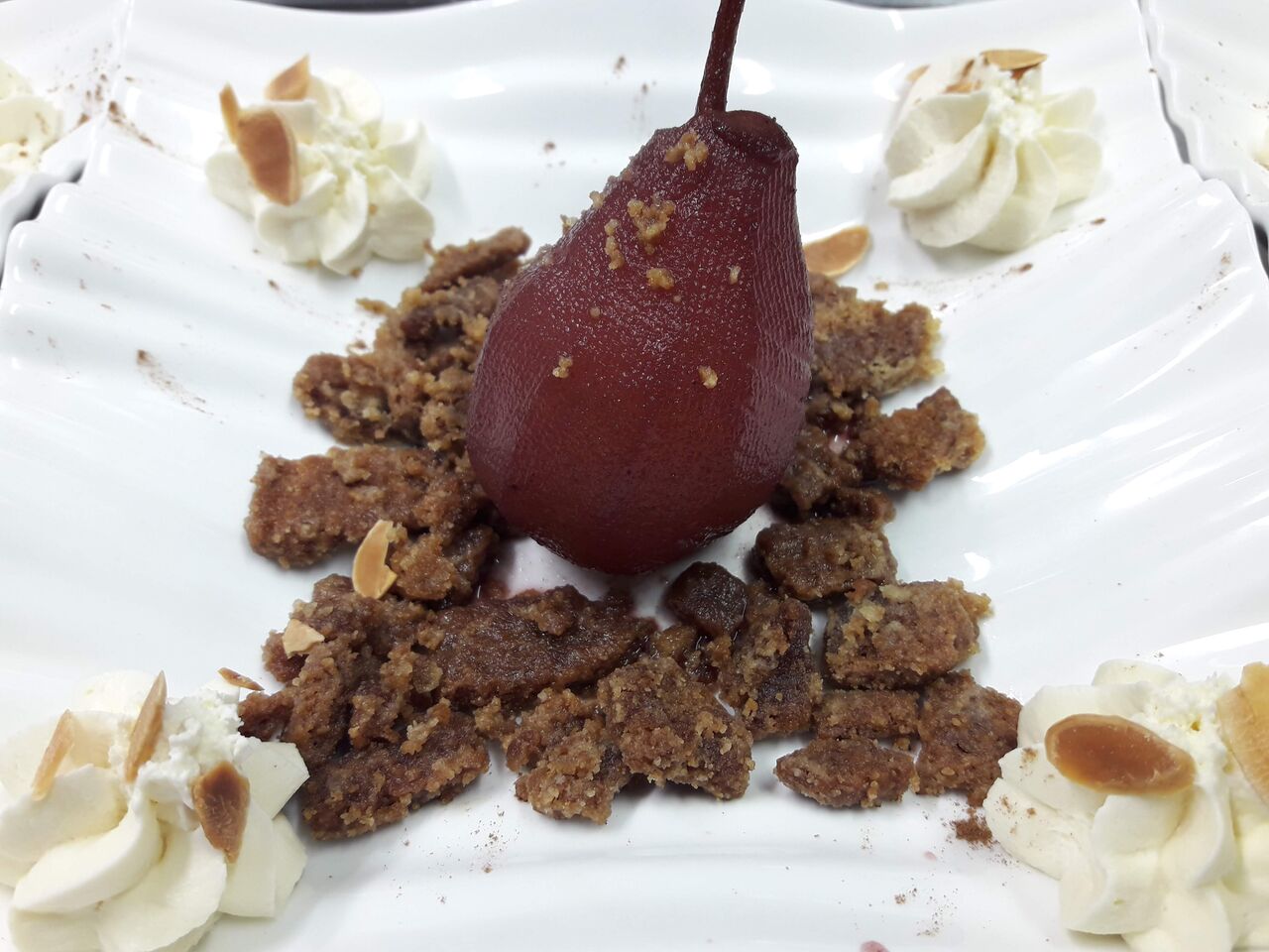 Poire pochée à l'Irouleguy