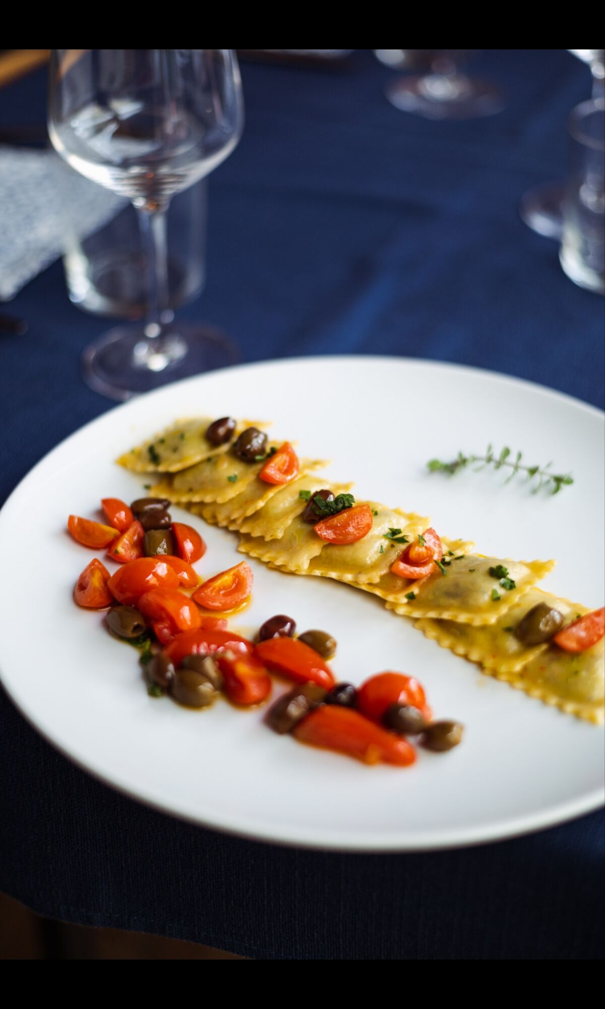 Ravioli di pesce Spada con pomodorini e olive