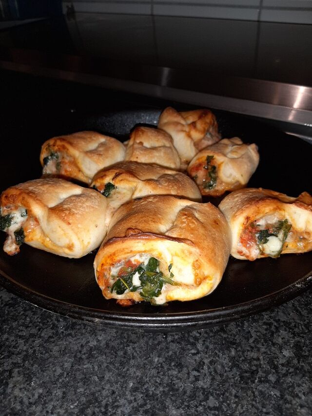 Pizza Brötchen mit Spinat und Käse 
