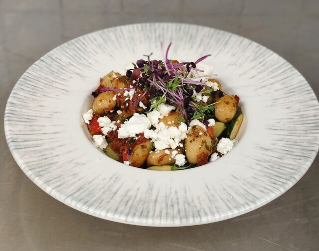 Erdäpfelnockerl mit Zucchini, eingelegten Paprika und Tomaten, Schafkäse und Babyspinat