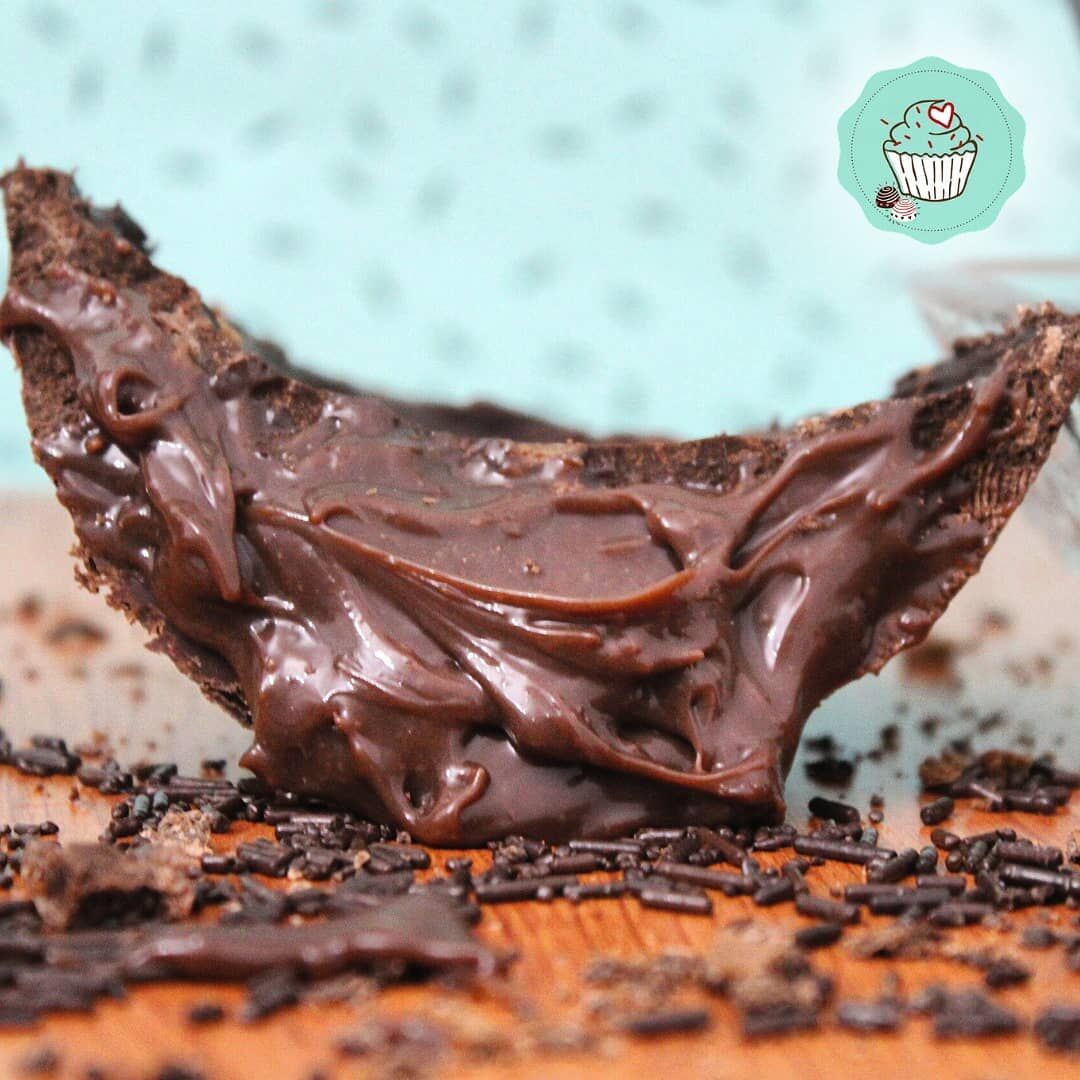 Ovos de Páscoa artesanais com cascas de chocolate meio amargo e muitos sabores de recheio para você escolher!
