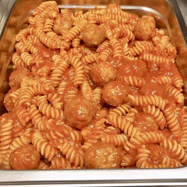 Pasta met coulis van tomaat en gehaktballetjes.
