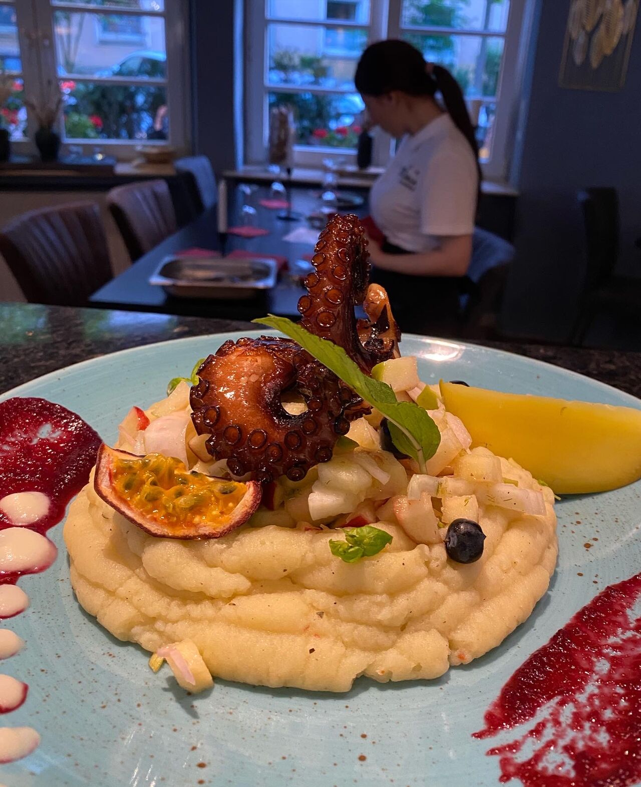 Oktopus auf Kartoffelpüree und Apfel-Fenchel- Tartar