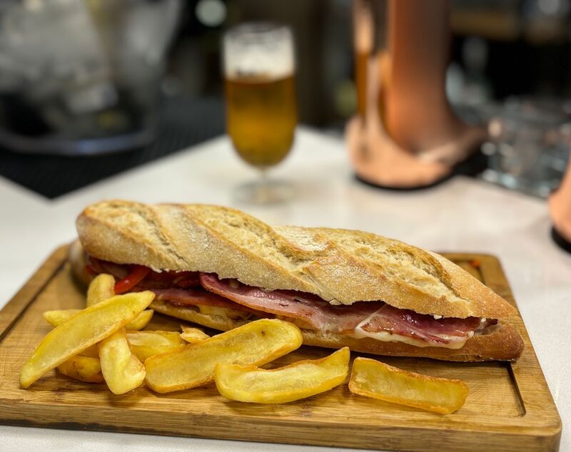 Bocata de lomo, queso y pimiento