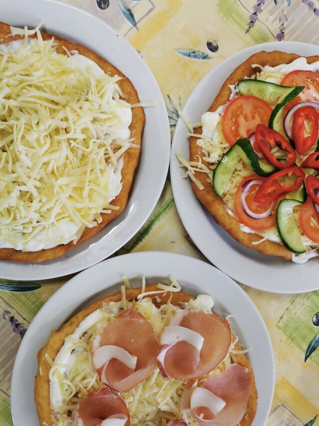 Lángos in verschiedenen Sorten (nur mittwochs)