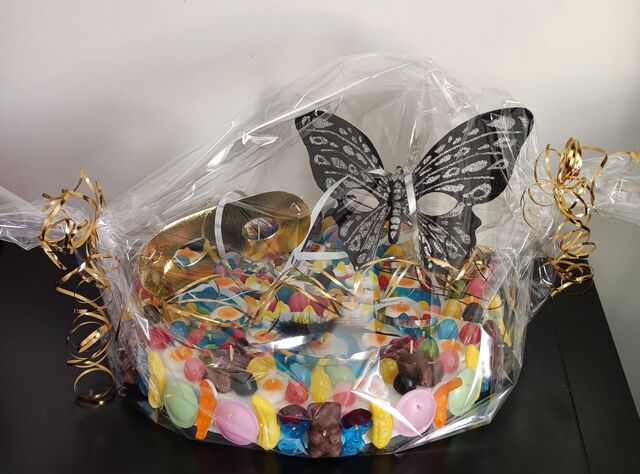 Gâteau de bonbons théme bal masqué 