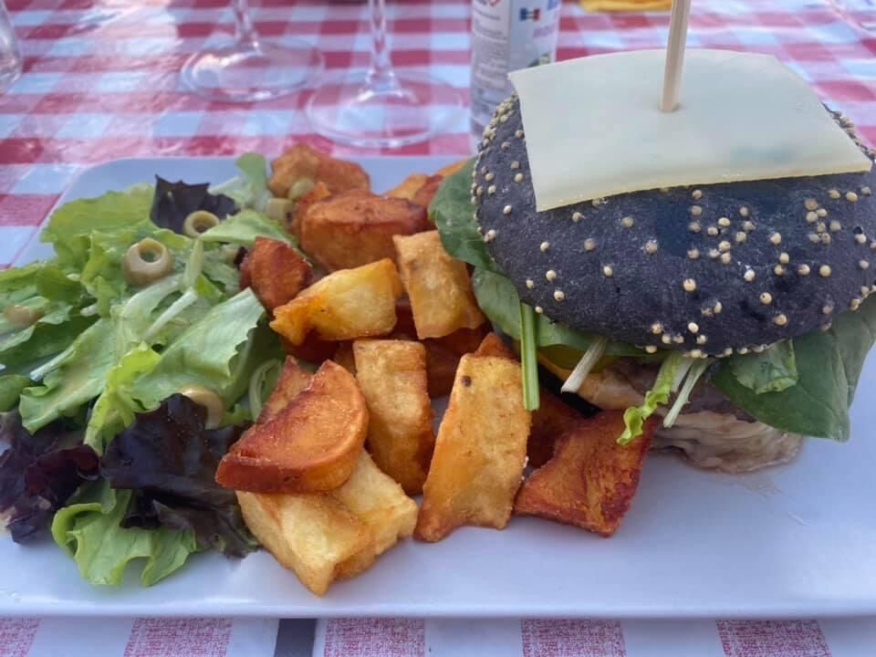 Burger avec pain à l'encre de seiche