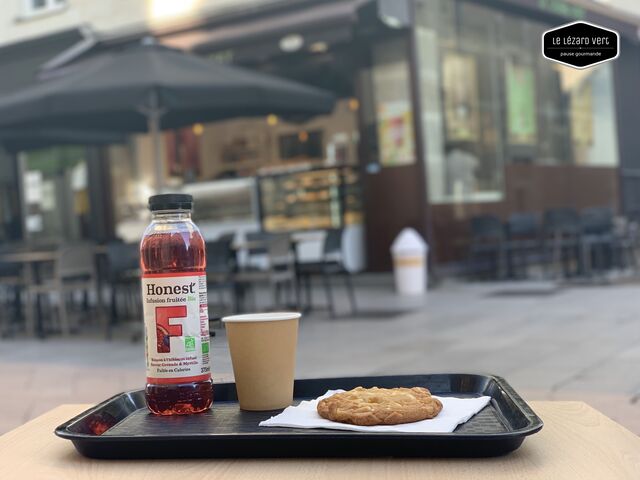 Profitez de notre terrasse sur la rue pietonne.