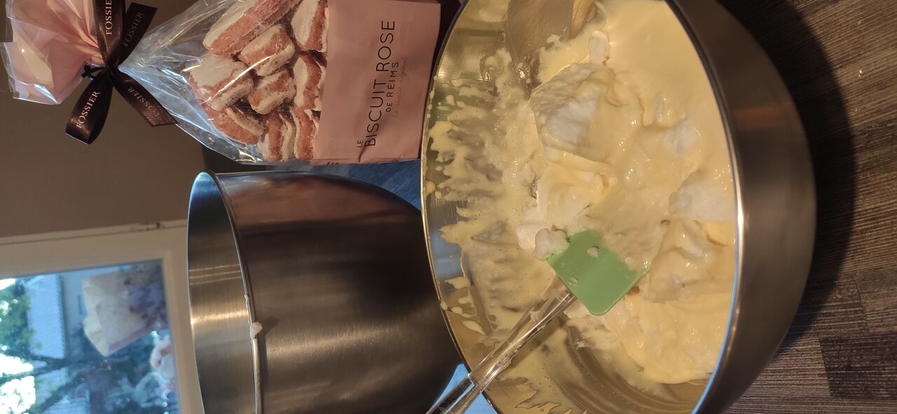 préparation des tiramisus au chocolat et biscuit rose de Reims 