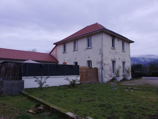 Vue extérieure maison (travaux en cours de restauration de la façade). 