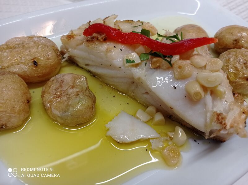 Lombo de bacalhau assado com batata a murro.