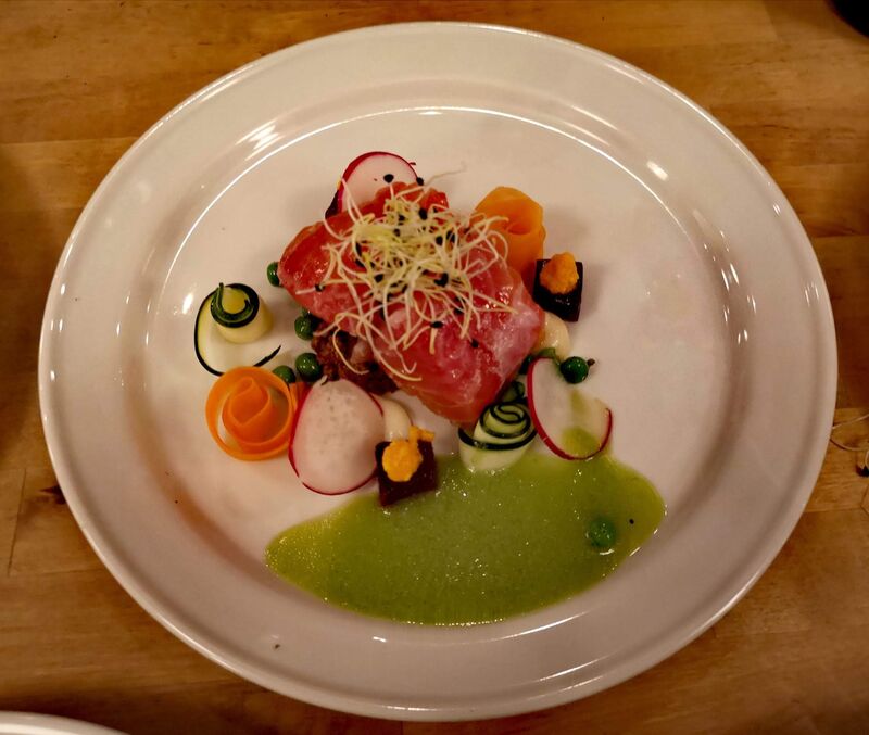 Marinierter Lachs auf Erbsencréme 