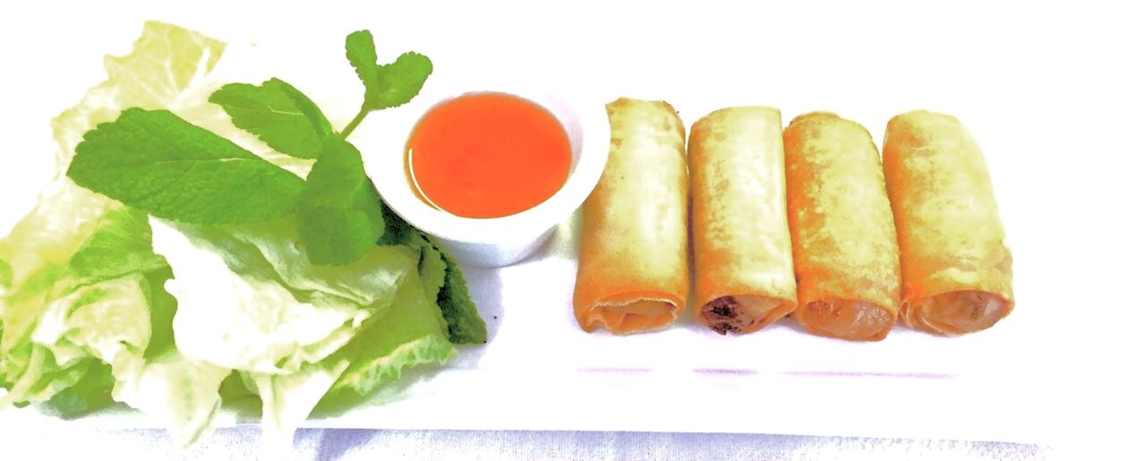 Nems de poulet aux légumes, salade, menthe, sauce aigre-douce