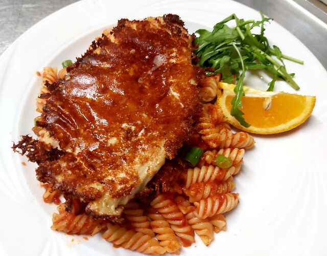 Picatta von der Putenbrust in Käsemantel auf Tomatennudeln
