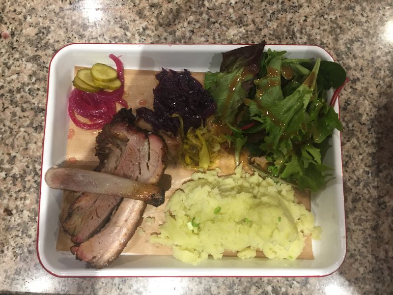 Menu du midi : Travers de Porc Manex, et écrasé de pomme de terre, huile d'olive Basilic