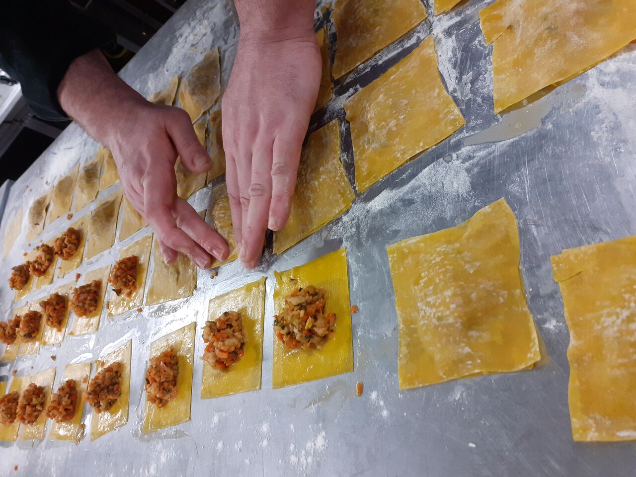 Préparation des ravioles aux petits légumes. 