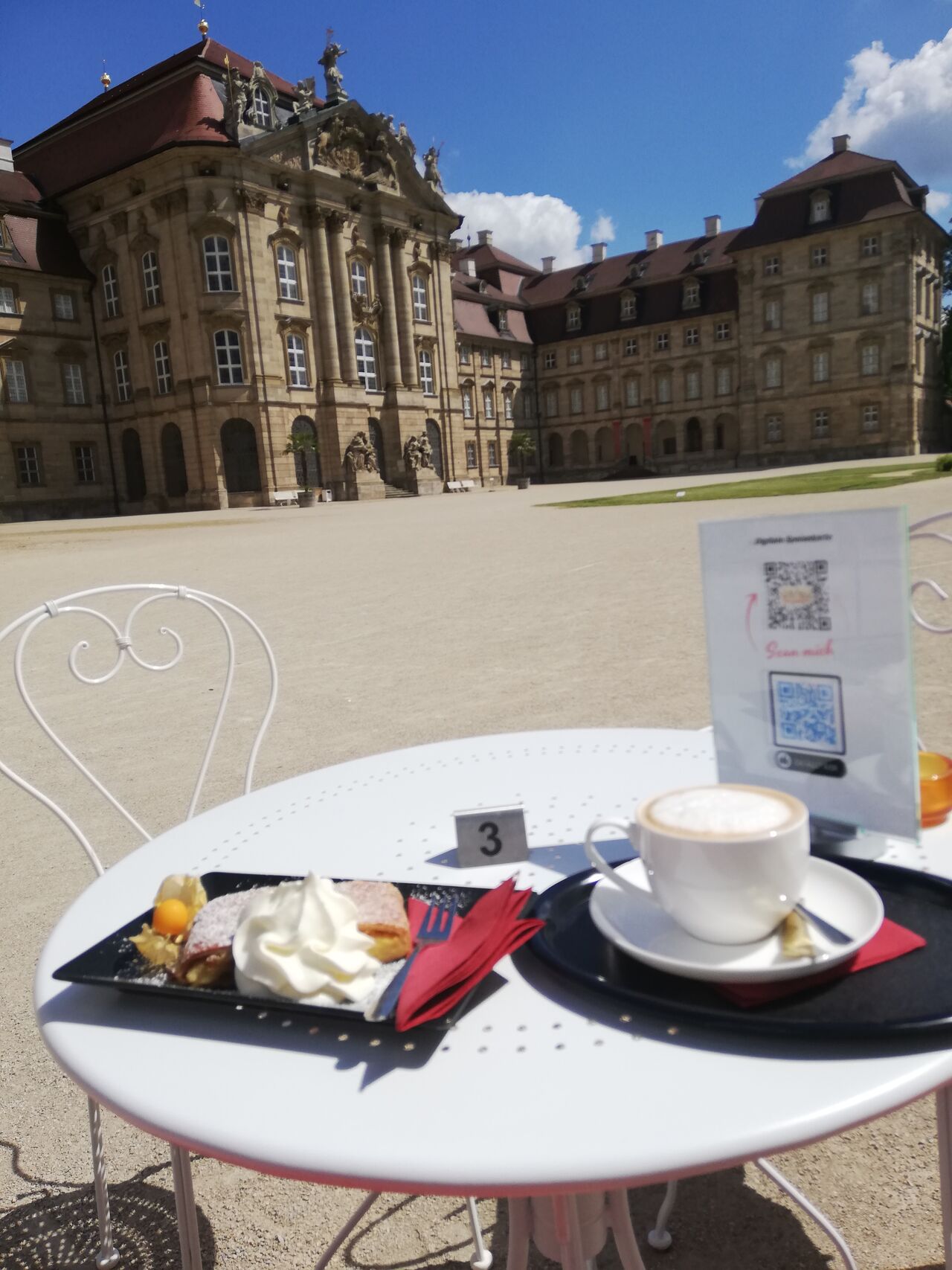 Apfelstrudel mit Schlagobers