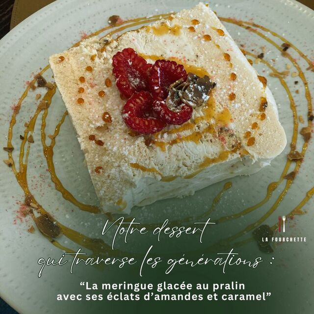 La meringue glacée au pralin avec ses éclats d’amandes et caramel