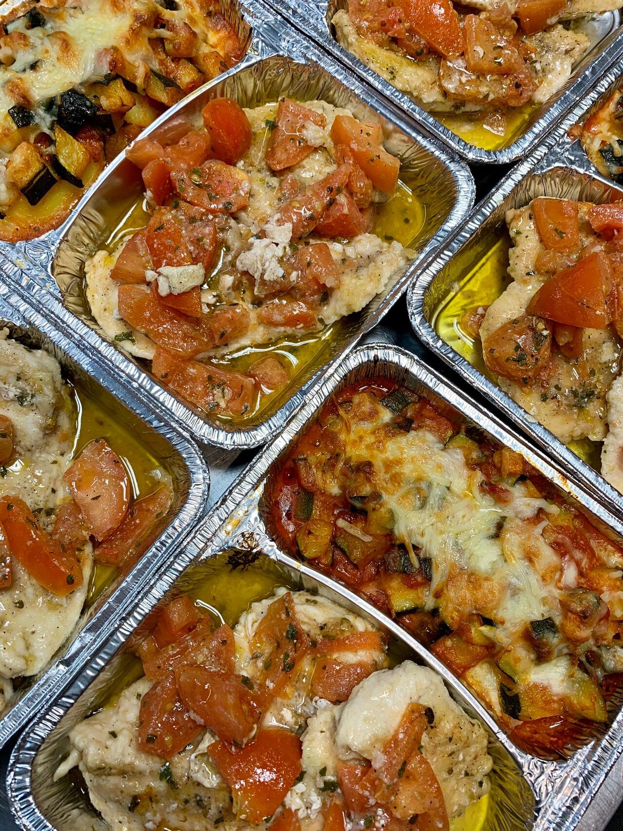 Dagmenu ( kip in de pan met verse tomaten en aardappelen met courgettes en aubergines)