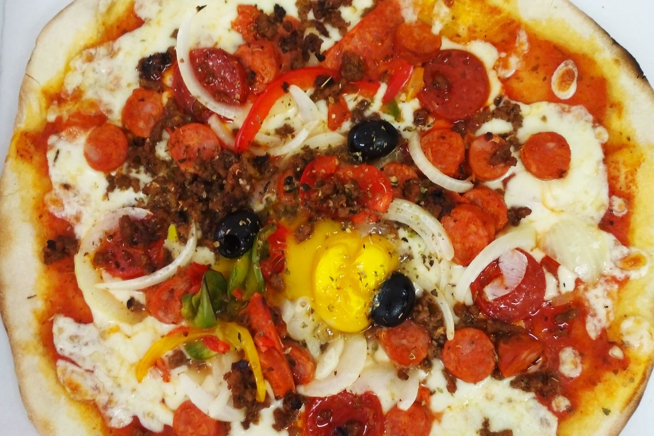 Pizza Orientale avec un oeuf