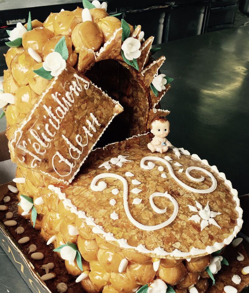 PIÈCE MONTÉE BERCEAU(minimum 20 personnes :60 choux)