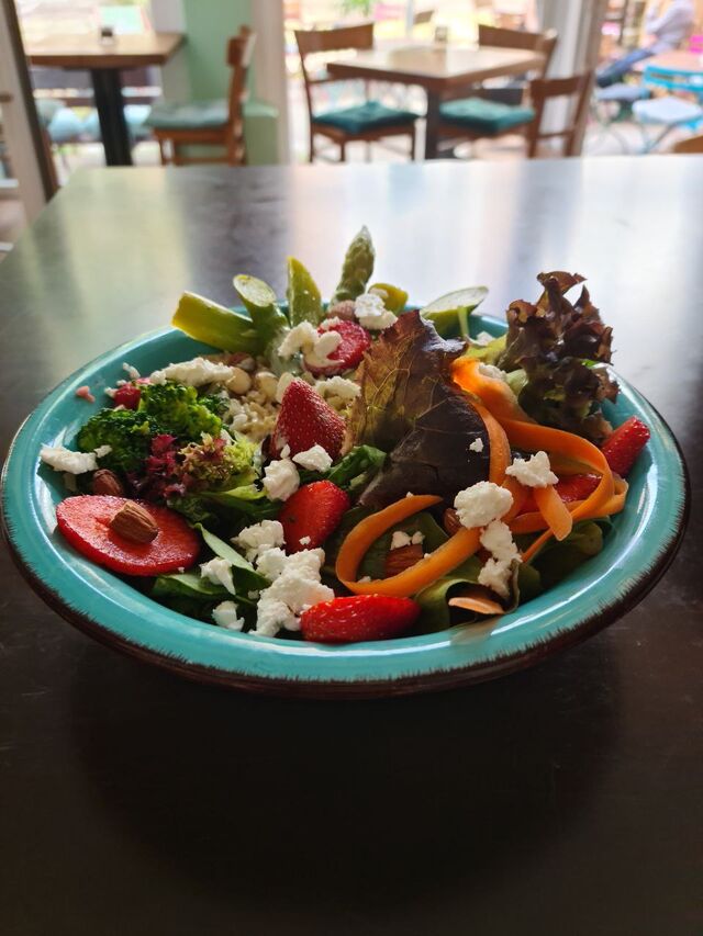 Early Summer Bowl
Markt & Wildkr. Salat,
Vollkornreis, Brokkoli, grüner Spargel,
Erdbeeren, Mandeln & Schafskäse.
Barnaise D.