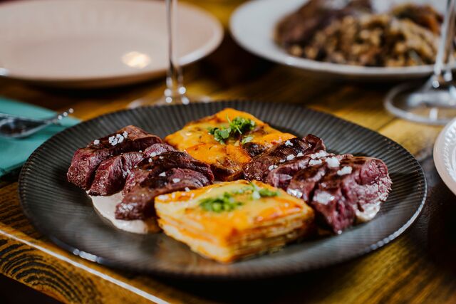 Lombinhos de Veado Ibérico, gratinado de batata e pastinasca, molho de moka