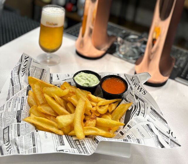 Patatas dos salsas (alioli y picante)