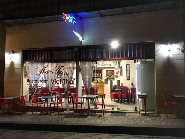 Tables de 2 à 3 personnes en terrasse. La rue est le plus souvent calme car peu passante.