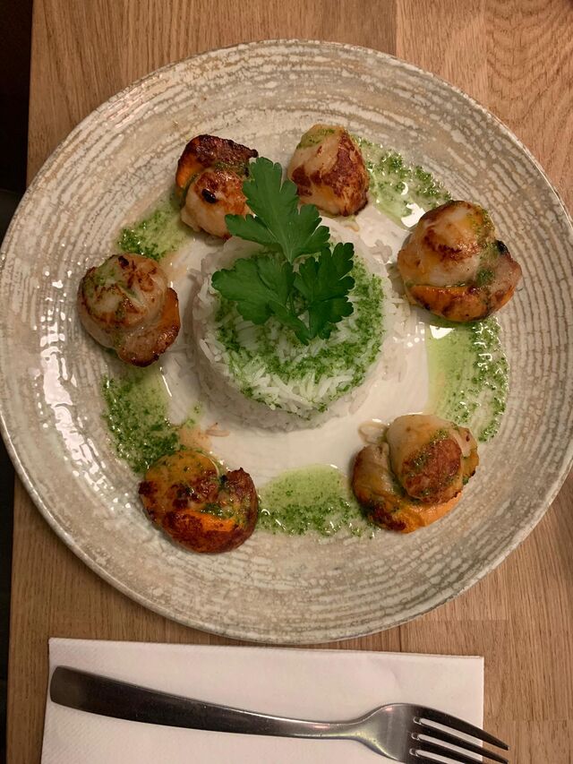 Noix de saint Jacques rôties, la persillade et son riz basmati