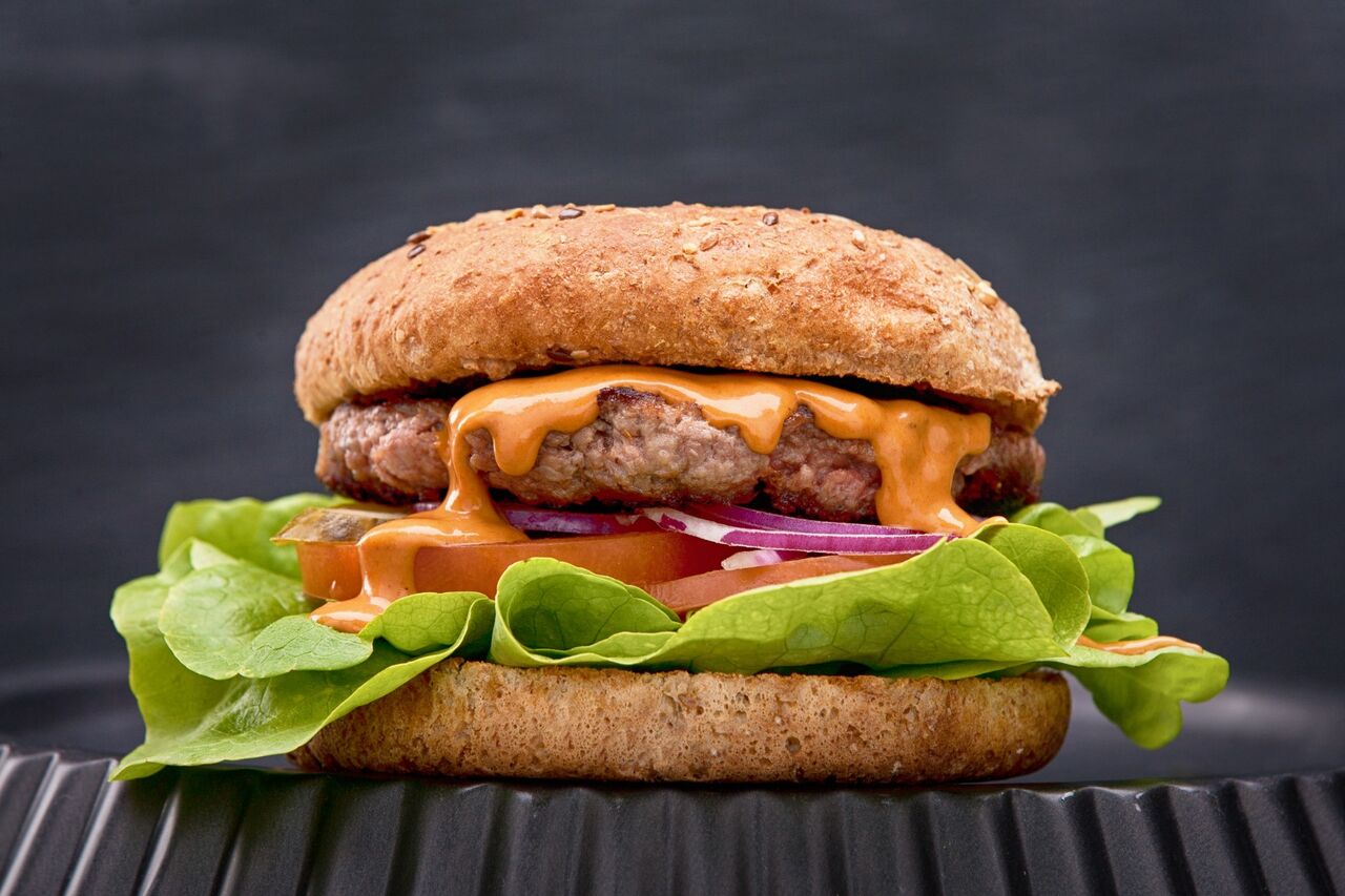 Beef Burger: Salat, Tomate, Zwiebel, Gewürzgurke und Haus Sauce