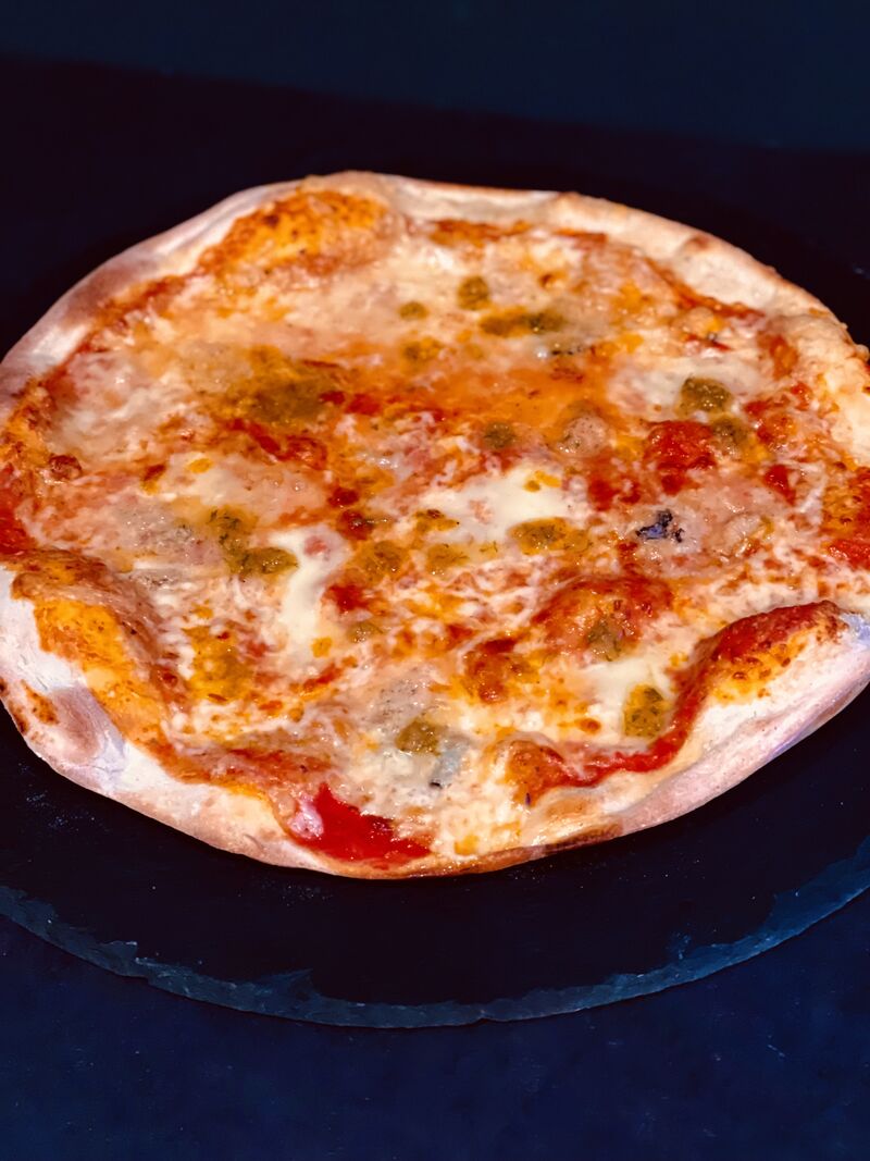 7. Quattro Formaggi
€9,60
Ø 32cm
(A D C)
Tomatensauce, Gorgonzola, Parmesan, Mozzarella und
Goudakäse