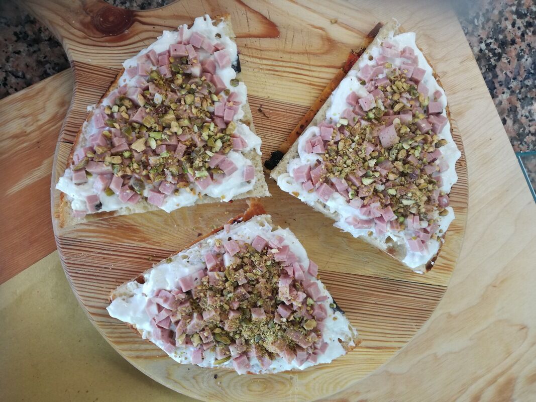 FOCACCIA FARCITA CON MORTADELLA,STRACCIATELLA,GRANELLA DI PISTACCHIO