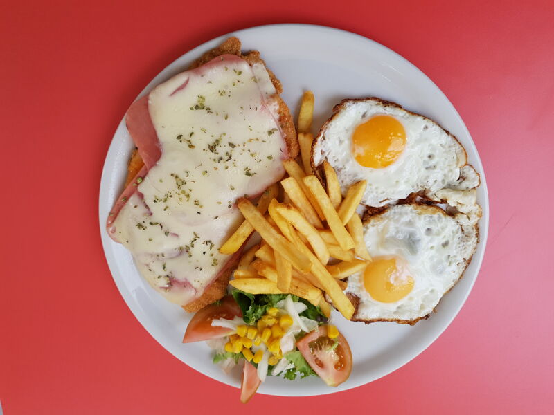 La milanesa napolitana es un plato típico de Uruguay, consiste en una pechuga empanada, llevada al horno como una pizza.