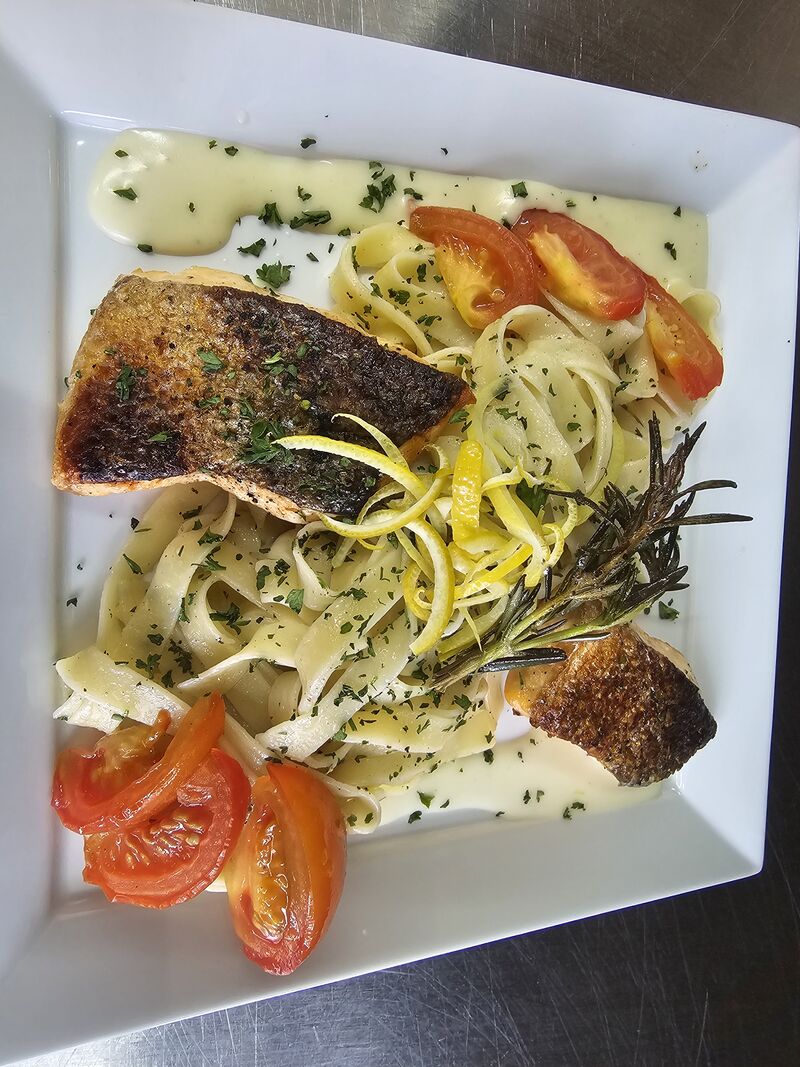 Lachsfilet mit Tagliatelle, Limonen Sauce und kandierte Tomaten