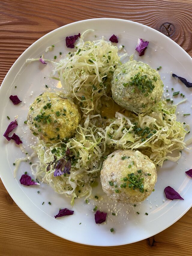 Knödeltris mit Krautsalat