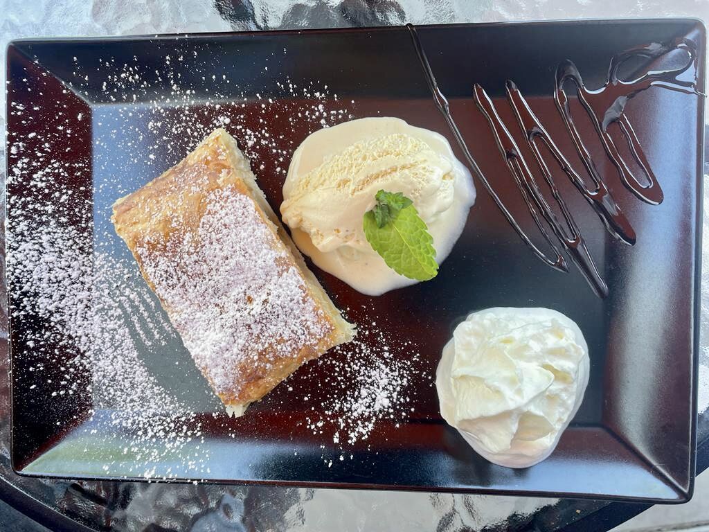 Apfelstrudel mit Vanilleeis