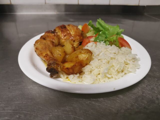 Prato do dia - Coxa de frango assada no forno com arroz batata e salada