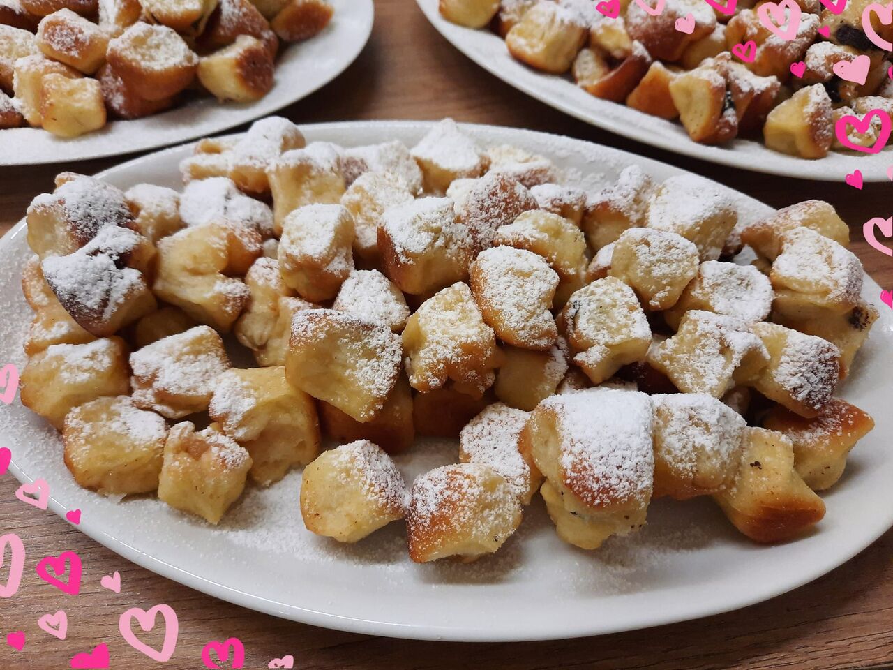 Koláčky s povidly, mákem a tvarohem. Pečeme na objednávku (pište, volejte nebo osobně objednejte). Cena 350 Kč/kilo.