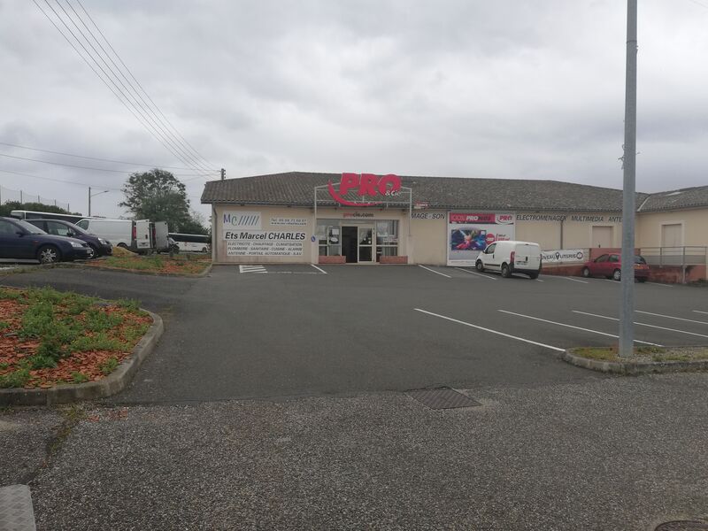 Le vendredi sur le parking de pro et compagnie à Sauveterre de Guyenne 