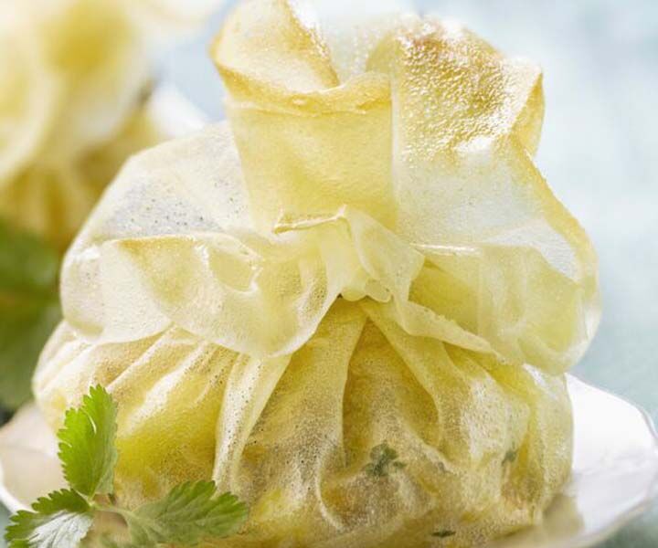 aumônière de saumon au chèvre er crevettes
sur lit de fondue de poireaux