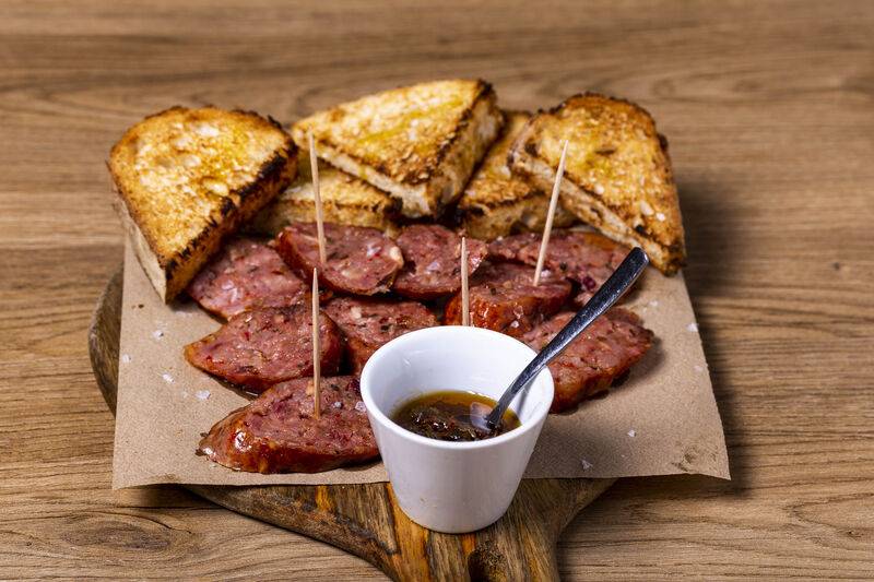 Tabla de Chorillo Criollo trinchado con dip de Chimichurri