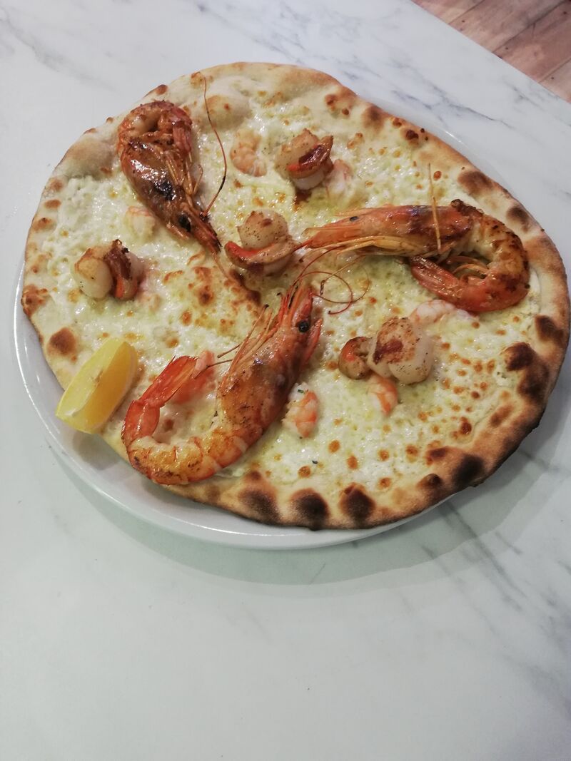 Pizza marina ra ganbas noix de Saint Jacques et crevettes 