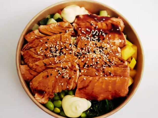 Teriyaki Lachs Poké Bowl